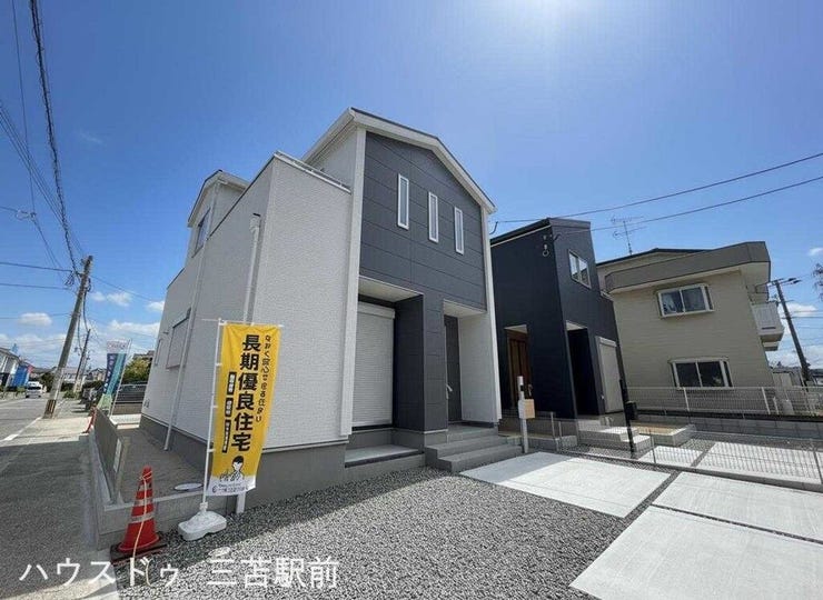 《外観》駐車場もしっかり確保 自転車も置ける広めのスペースです