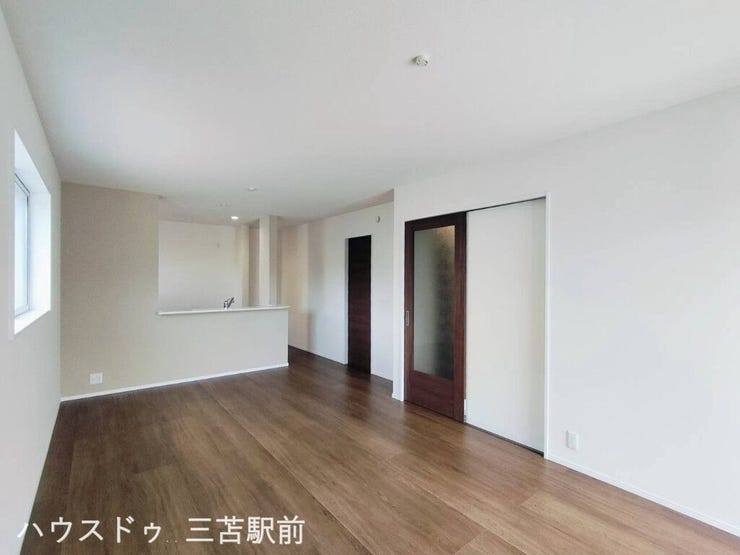《LDK》床や建具の色味がやわらかく、どんな家具とも合わせやすい雰囲気です