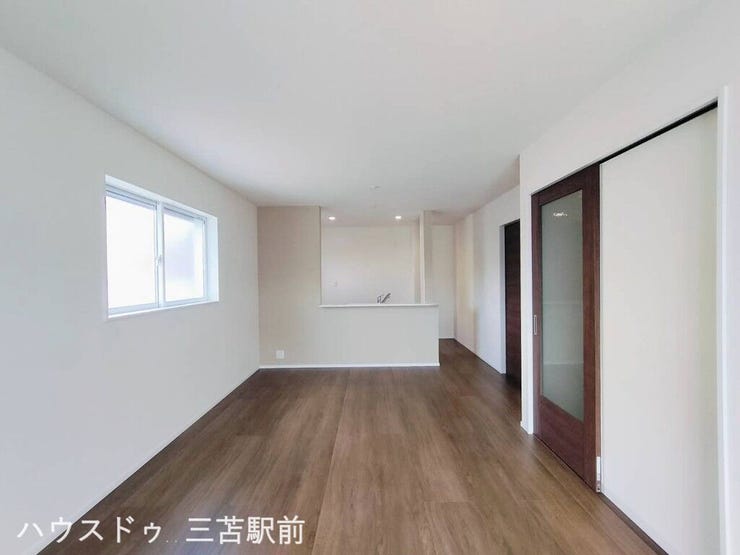 《LDK》明るい日差しが入り込むリビングで、家族が自然と集まりやすい心地よい空間です