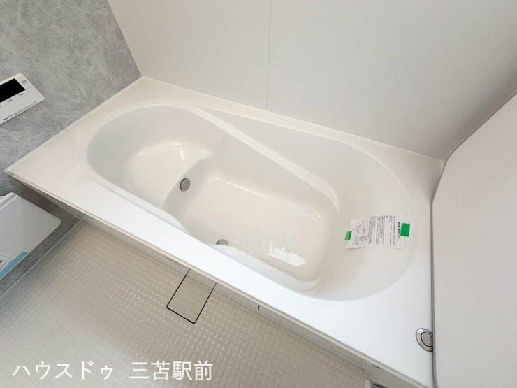 《浴室》ベンチタイプの浴槽です