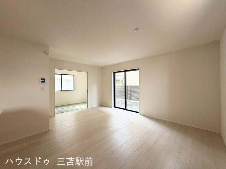《リビング》キッチンから全体を見渡せます
