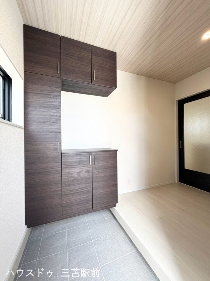 《玄関》収納扉の色味も空間になじみ、玄関全体が整った印象を与えてくれます