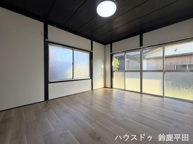 【1階7帖洋室】大きな窓から自然光が差し込み、明るく快適に過ごせます。