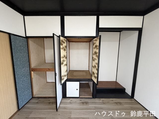 豊富な収納スペースと床の間を備えた居室。多様な用途で活用できます。
