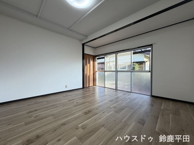 【1階8帖洋室】ゆとりある広さで寝室に便利なお部屋です。ベッドや家具の配置がしやすい間取りですね。
