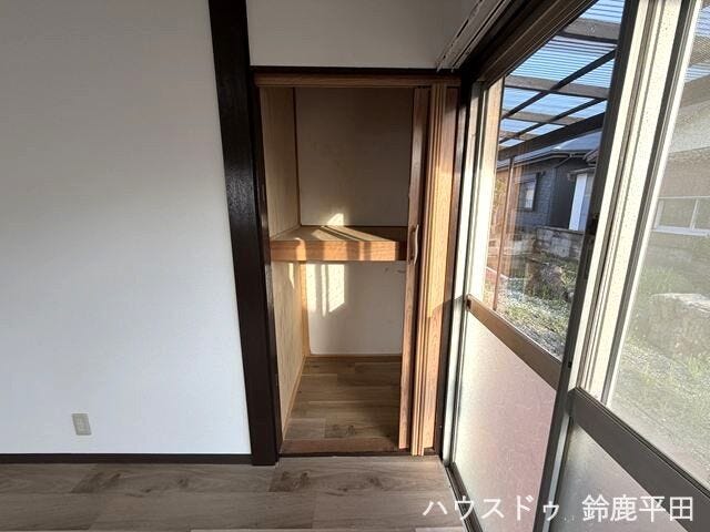棚がついていて用途に合わせて上下分けて収納できます。