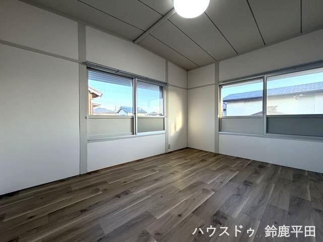 【2階東側約6帖洋室】子供部屋や趣味部屋などに活用できるお部屋です。