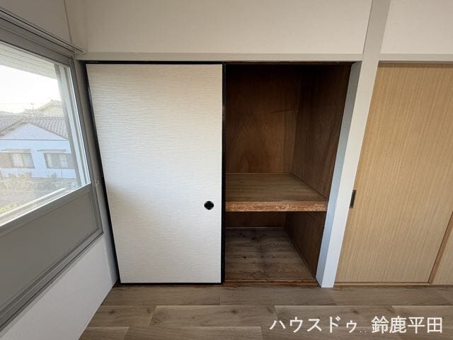 収納力のある押入で日用品などをすっきり整理できます。