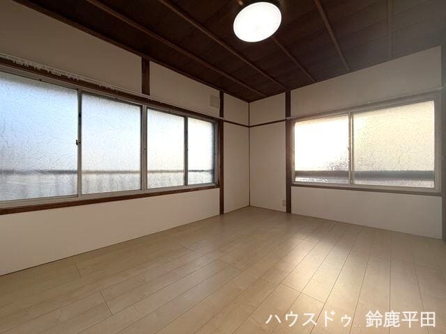 【2階西側約6帖洋室】西と南側の2方向から光が差し込み、明るく過ごしやすいお部屋です。
