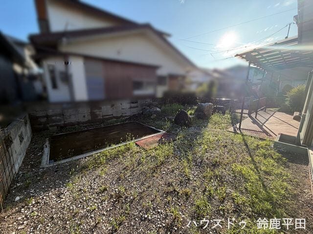 ゆとりある庭スペース。ガーデニングや家庭菜園など多目的に活用できます。