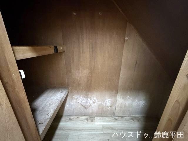 階段下のデッドスペースを活用した収納。棚付きで掃除用品などの整理に便利です。