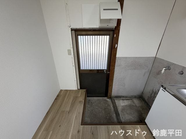 キッチンから直接出入りできる勝手口です。ゴミ出しや荷物の出し入れに便利です。