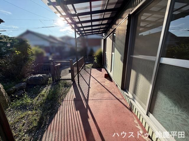 庭に面した屋根付きのテラス。洗濯物を干すスペースとして活用できます。
