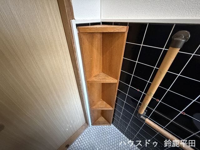 とお入れに設置された収納スペース。トイレットペーパーを整理するのに最適ですね。