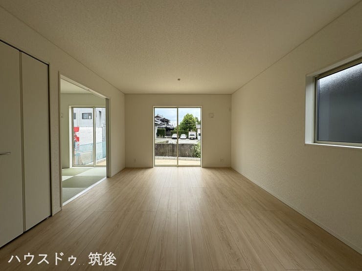 【和室隣接で広がる空間】リビング横には4.5帖の和室が隣接。引き戸を開ければ、リビングと一体の広々とした空間として使えます!お子様の遊び場や、ちょっとしたお昼寝スペースにも最適な間取りです。