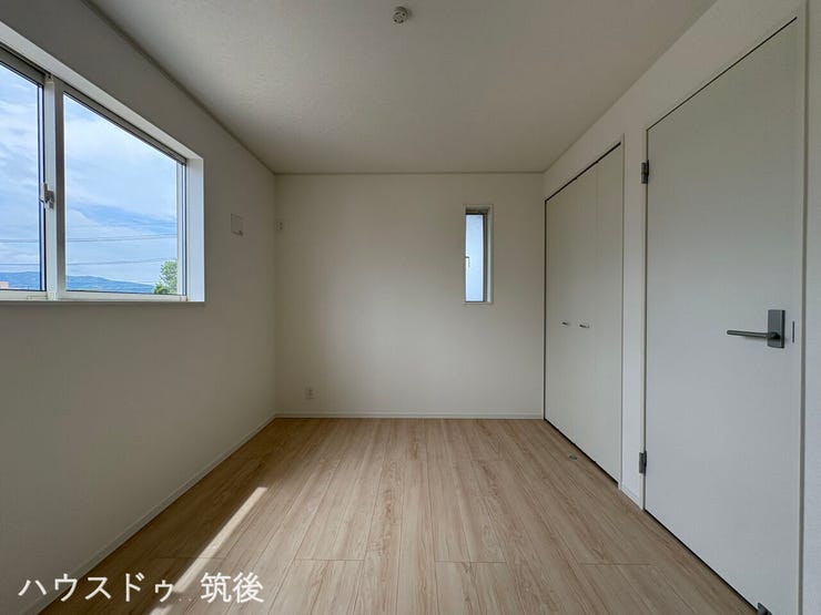 【2面採光の明るい6帖洋室】引き違い窓とスリット窓から心地よい光と風が入り、白を基調とした内装とナチュラルな床が、温かみのある空間を演出。子供部屋や寝室にぴったりなお部屋です。