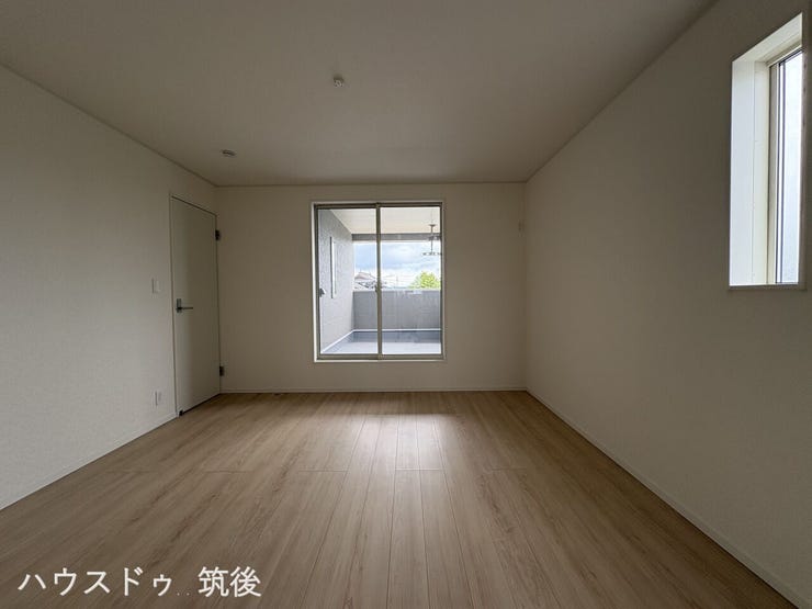 【WIC&テレワーク室付の8帖寝室】充実設備が魅力の主寝室!2帖の収納(WIC)と、在宅勤務に集中できる専用の2帖ワークスペースを完備。バルコニー直結で陽当り・開放感も快適空間です。
