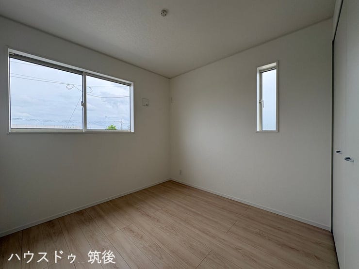 【2面採光の爽やか5帖洋室】引き違い窓とスリット窓から心地よい光と風が入る明るい室内!白を基調とした壁とナチュラルな床で、子供部屋や書斎にぴったりです。