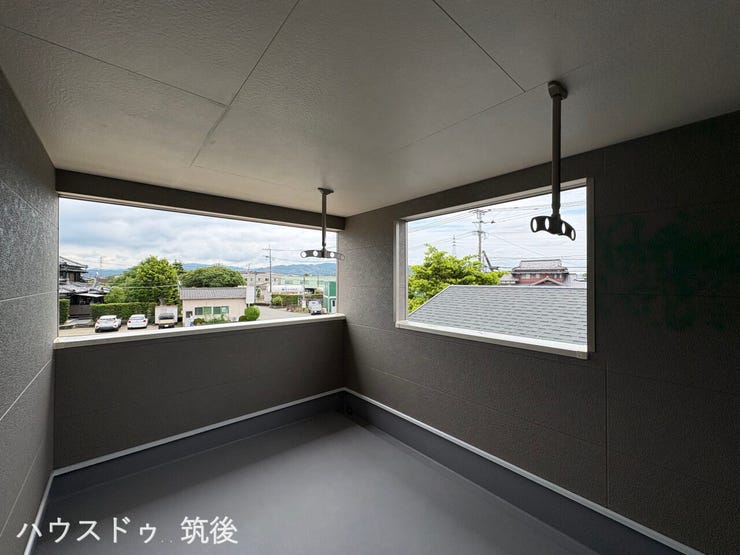 【雨でも安心のインナーバルコニー】急な雨でも洗濯物が濡れにくい屋根付き設計!2面に大きく開いた開口部からは心地よい風と光が通り抜け、周囲の視線を適度に遮りながらも開放感を味わえます。