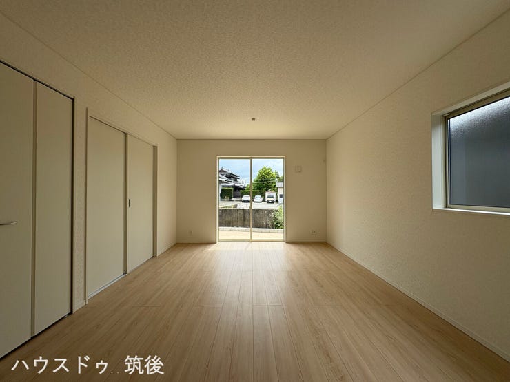 【広々16帖の快適リビング】奥行きがあり家具を配置しやすい縦長レイアウト。大きな掃き出し窓からは明るい光が差し込み、ご家族が自然と集まり、ゆったりくつろげる心地よい空間です。