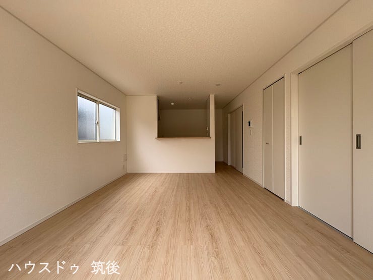 【一体感のある16帖LDK】キッチンからリビング全体、そして隣接する和室までまっすぐ見渡せる開放的なレイアウト!お料理中もご家族との会話が自然に弾み、小さなお子様がいても安心の設計です。