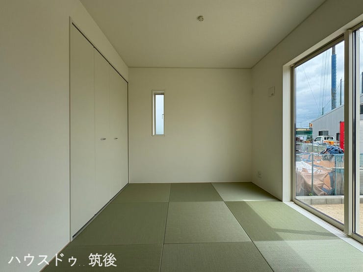 【モダンで明るい4.5帖和室】おしゃれな半帖畳を採用した現代的な和空間。大きな掃き出し窓と小窓の2面採光で陽当り・通気性も良好で、リビングと隣接しており、お昼寝や育児スペースにも重宝します。