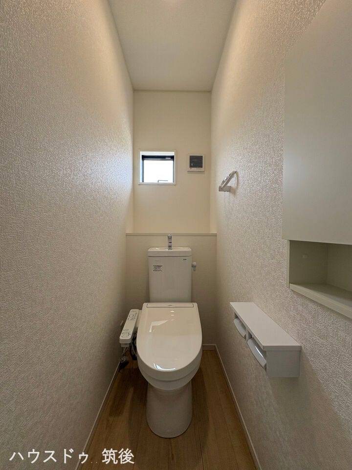 【壁面埋込収納付きのトイレ】空間を有効活用できる埋込型の収納棚を完備。トイレットペーパーなどをすっきり格納できます。温水洗浄便座や2連ホルダー、換気と採光に便利な小窓など、快適な設備が充実です。