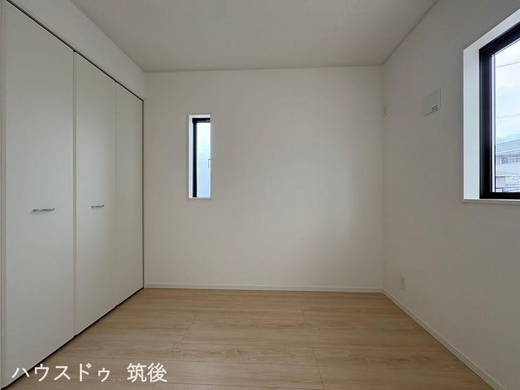 【2面採光の明るい5帖洋室】形状の異なる窓が2箇所に設置されており、心地よい光と風が通り抜ける居室です。白を基調とした内装で、お部屋がすっきりと見え、子ども部屋や書斎など多目的に活用できます。