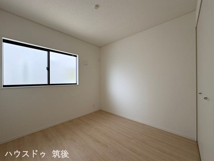 【クローゼット完備の5帖洋室】衣類や小物の格納に便利な折れ戸式の壁面収納を設置しています。余計な収納家具を買い足す必要がなく、5帖のスペースをベッドやデスクの配置に広く有効活用が可能です。