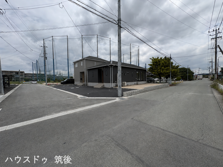 【前道6m以上のゆとりある敷地】前面道路は幅員約6.3m~6.0mの公道(市道)に面しており、お車の出し入れや運転が苦手な方でも、焦らずスムーズに駐車ができるストレスフリーな環境です。