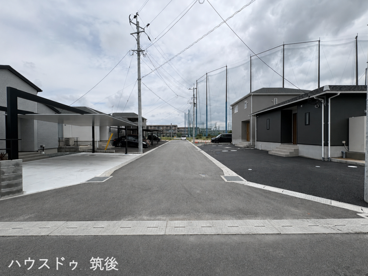 【見通し良好な広々前面道路】幅員6mのゆとりある市道に面しており、お車のすれ違いもスムーズで、運転や駐車が苦手な方でもストレスなく、日々快適に出入りができる安心の住環境です。