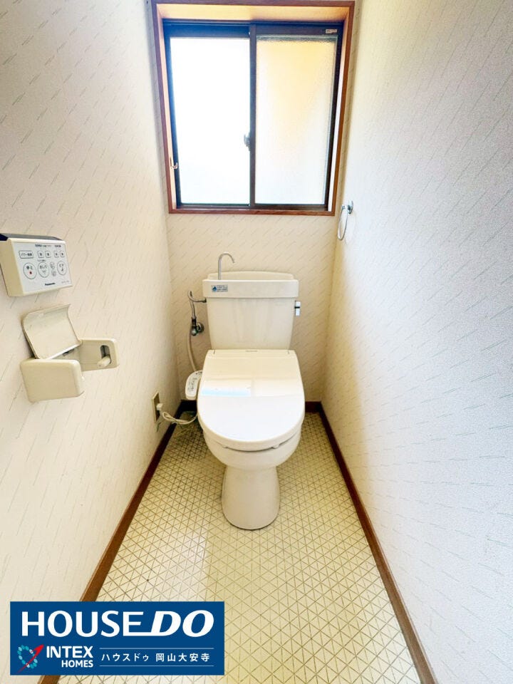 【趣味の手を止めない、計算されたお助け動線】
キッチンのすぐ隣にトイレがあるため、お菓子作りや魚をさばくなど、趣味や料理に没頭しているときでもサッと行けて便利に