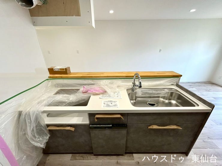 キッチンはIH・食洗機・グリル付きで家事効率が良く、リノベ済のため室内はすっきりとした仕上がりです。