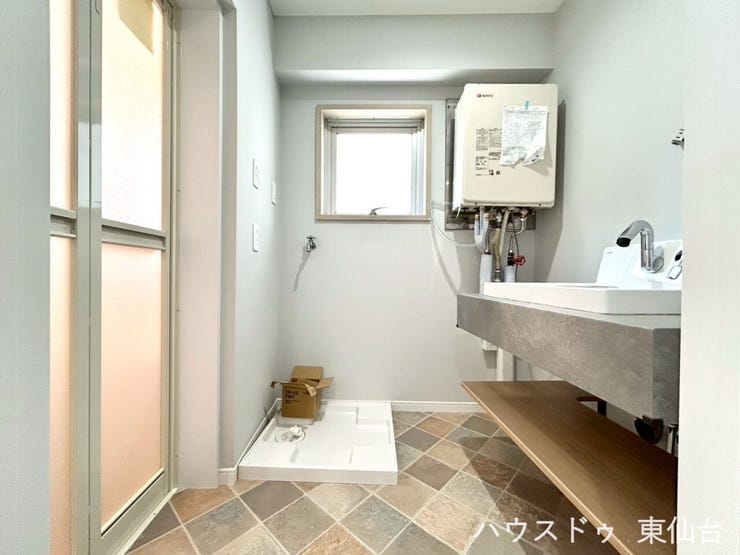 窓から自然光が差し込み、朝の身支度も気持ちよくスタートできます。