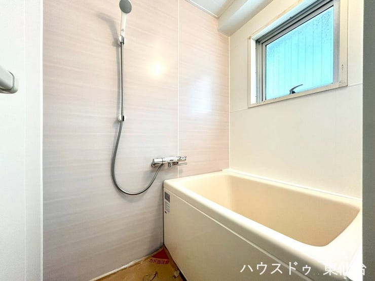 自然光が差し込む、心ほどけるバスタイム