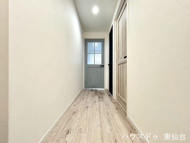 直線美が際立つモダンな玄関。機能性とデザイン性を兼ね備えた空間です。