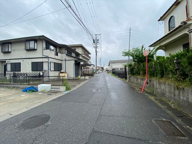 幅員約4.9mの北側前面道路です。車がすれ違える道幅です。車1台とベビーカーですれ違っても余裕のある道幅は安心ですね。