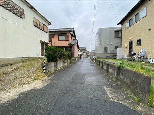 幅員約3mの西側前面道路です。セットバックが必要となりますが、道路の幅が広がり見通しも良くなるので、安全性も高くなります。