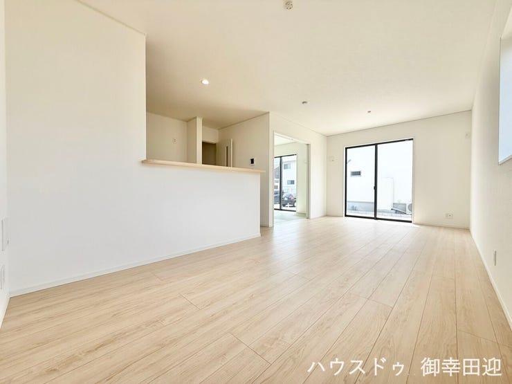 ■安らぎと笑顔の中心地■陽光が優しく降り注ぎ、会話が自然と弾む。ここでは、毎日が特別な時間へと変わります。