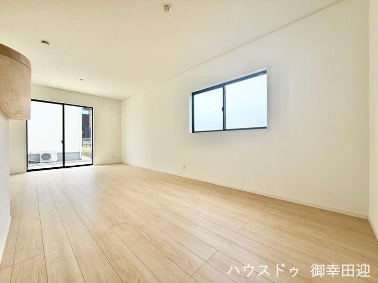 ■安らぎと笑顔の中心地■陽光が優しく降り注ぎ、会話が自然と弾む。ここでは、毎日が特別な時間へと変わります。