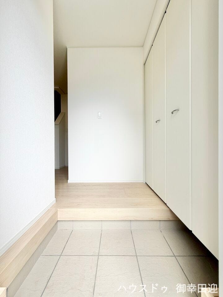 ■「しまう」が叶える美しい玄関■大容量のシューズボックスがあることでいつも整理された、気持ちの良い「家の顔」を保てます。