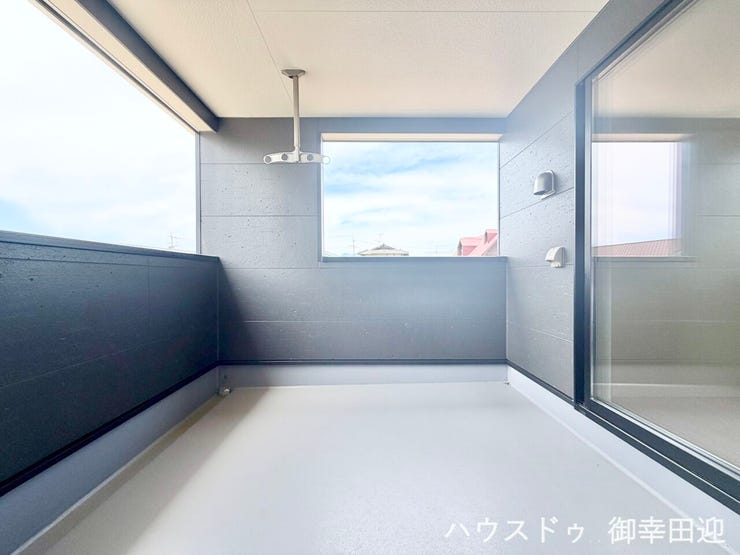 ■空の下の開放的な特等席■日光浴や読書、外の空気を感じながらリフレッシュ。暮らしを豊かにする、もう一つの心地よい空間です。