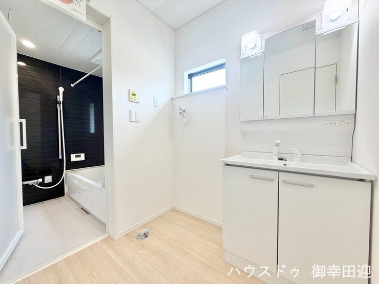 ■清々しいリフレッシュ空間■自分を磨き、気持ちを切り替える。心地よい光が差し込むプライベートスペース。