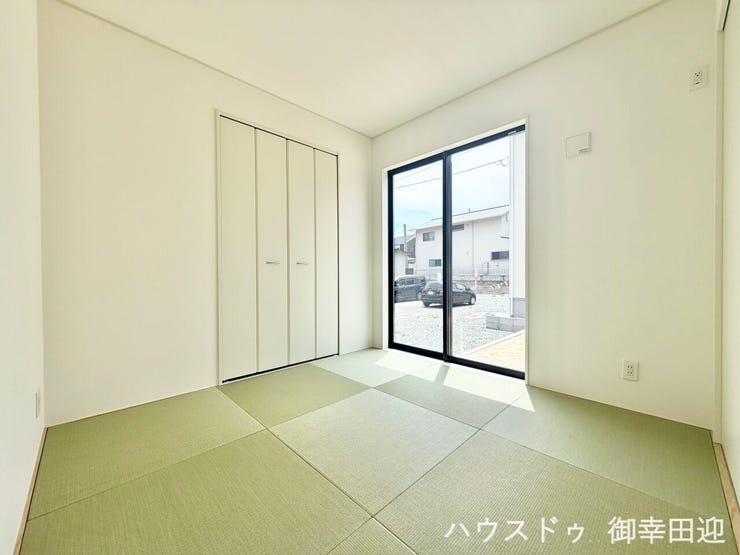 ■1階4.5帖和室■ゲストをもてなし、昼寝や家事にも使える、畳のぬくもりが心地よい多目的万能スペース。