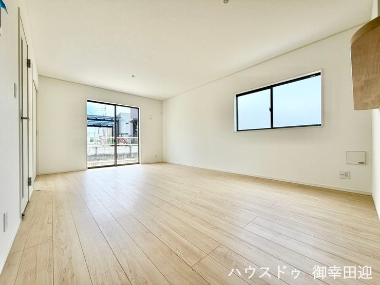 ■安らぎと笑顔の中心地■陽光が優しく降り注ぎ、会話が自然と弾む。ここでは、毎日が特別な時間へと変わります。