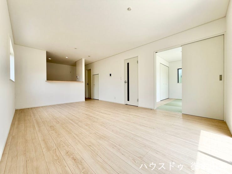 ■安らぎと笑顔の中心地■陽光が優しく降り注ぎ、会話が自然と弾む。ここでは、毎日が特別な時間へと変わります。