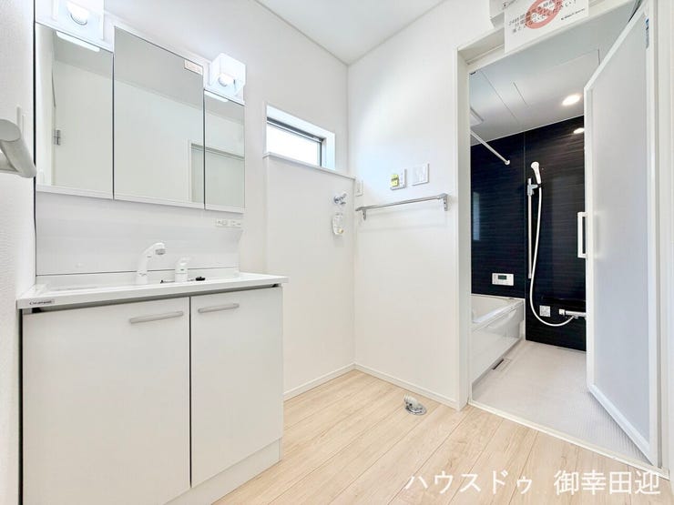 ■清々しいリフレッシュ空間■自分を磨き、気持ちを切り替える。心地よい光が差し込むプライベートスペース。