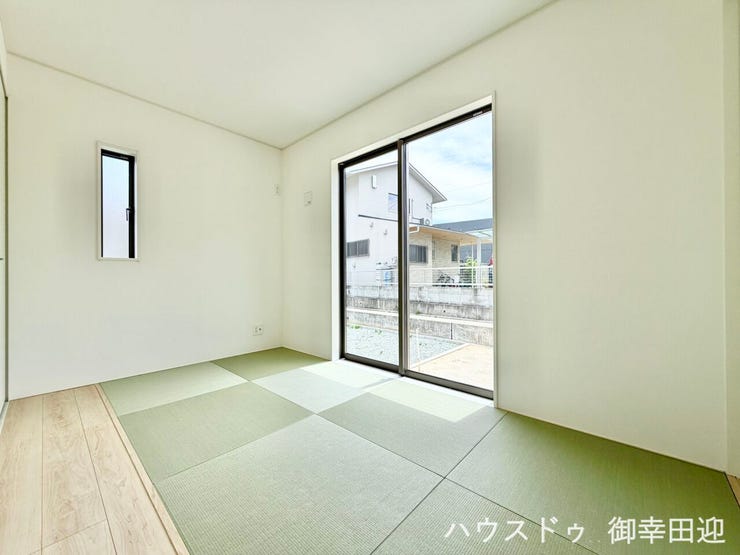 ■1階5帖和室■ゲストをもてなし、昼寝や家事にも使える、畳のぬくもりが心地よい多目的万能スペース。