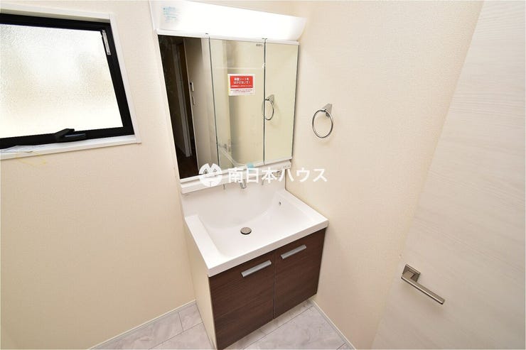 桜ヶ丘６丁目 新築戸建 桜ヶ丘６丁目／３区画 【洗面台同型写真】3面鏡の洗面台です！収納が多く水回りの小物もスッキリ片付きます♪