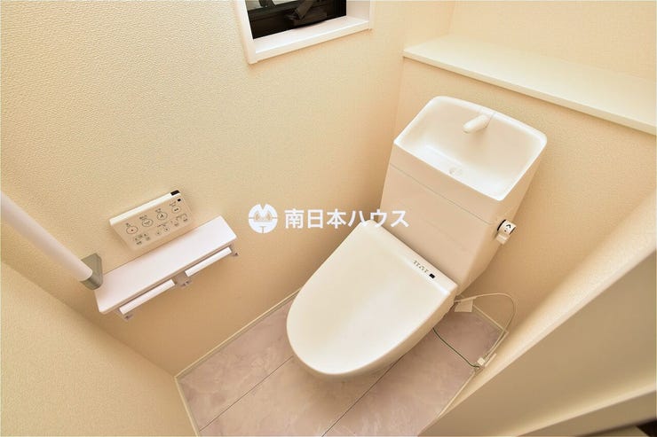 桜ヶ丘６丁目 新築戸建 桜ヶ丘６丁目／３区画 【トイレ同型写真】温水洗浄便座機能付き！